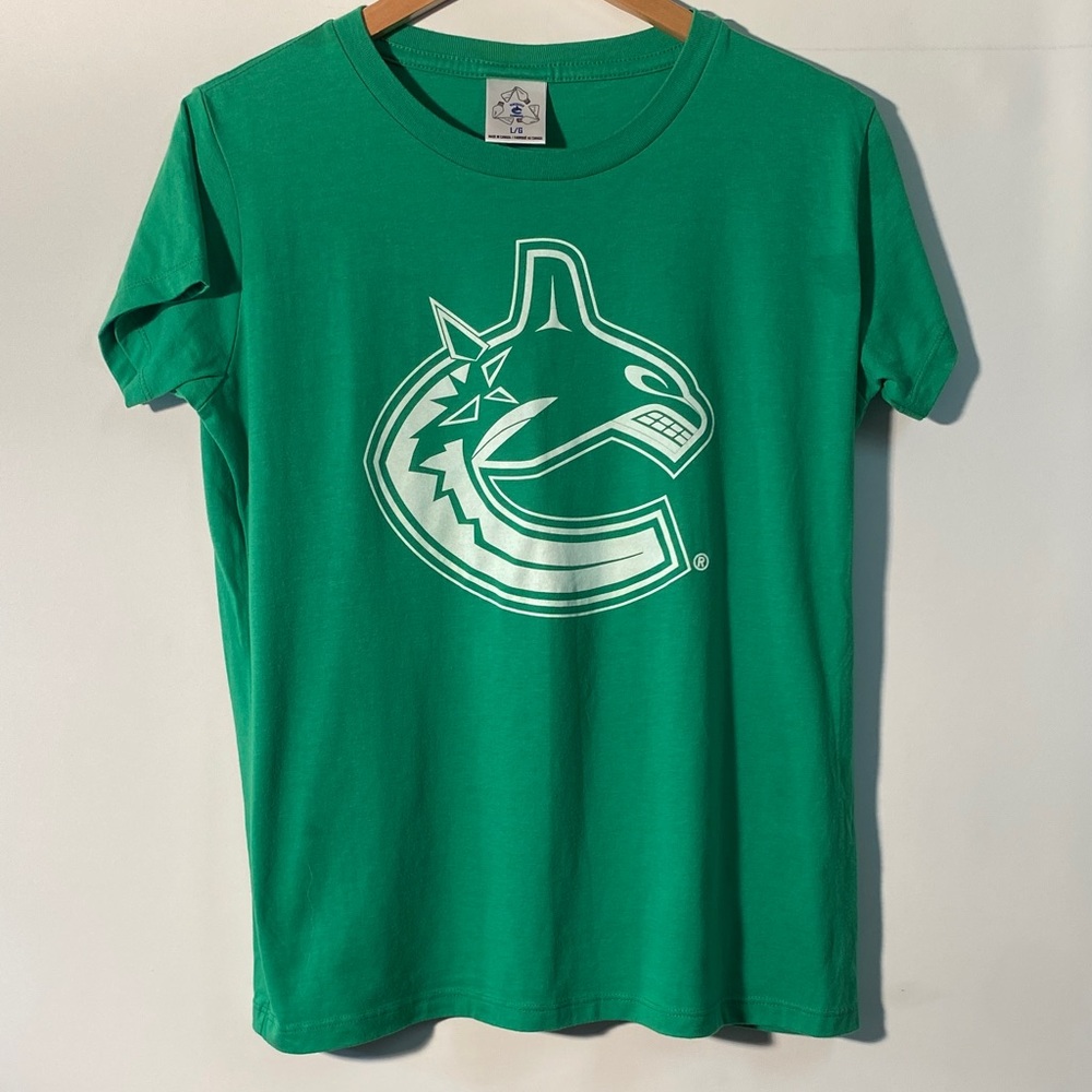 Classic Green Short Sleeve Tee with Iconic Logo